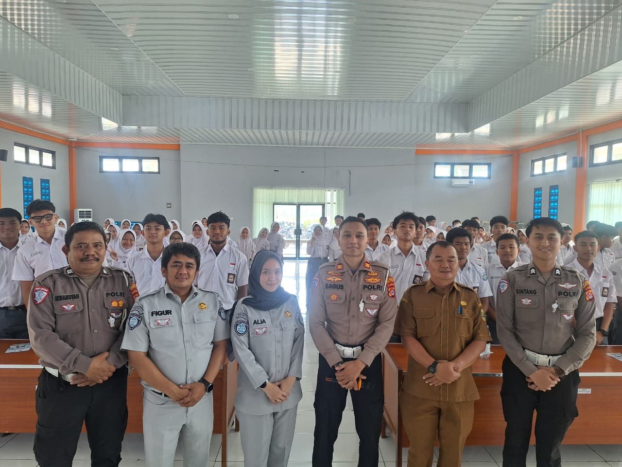 Jasa Raharja dan Satlantas Polresta Serang Kota Edukasi Pelajar SMA 2 Serang tentang Keselamatan Berlalu Lintas