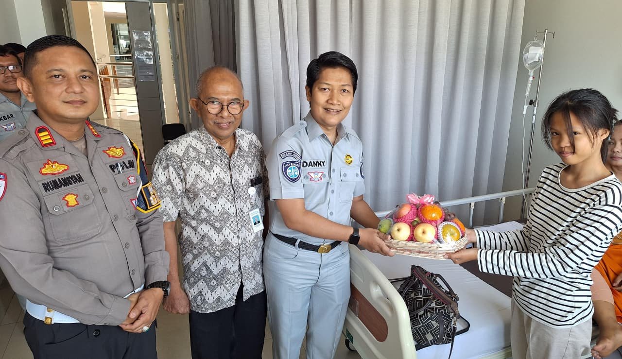 Memperkuat Budaya Customer Centric, PT Jasa Raharja (Persero) Cirebon Peringati Hari Pelanggan Nasional dengan Kunjungan Kepada Korban Kecelakaan Lalu Lintas di RS Mitra Plumbon Kab Cirebon