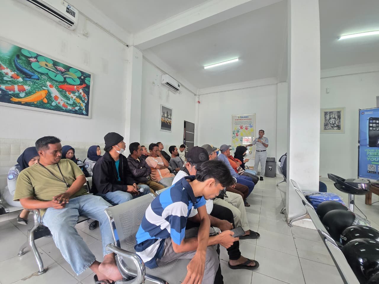 Jasa Raharja NTB Edukasi Keselamatan Berlalu Lintas dan Perkenalkan MyJasfren kepada Ojek Pengkolan