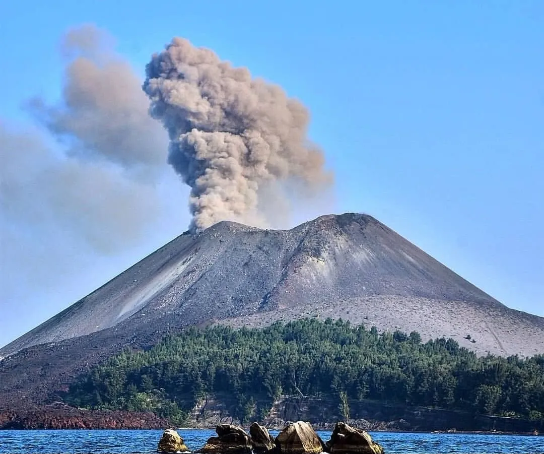 Anak Krakatau Erupsi Lagi, Abu Vulkanik Menyebar hingga 7.000 Kaki