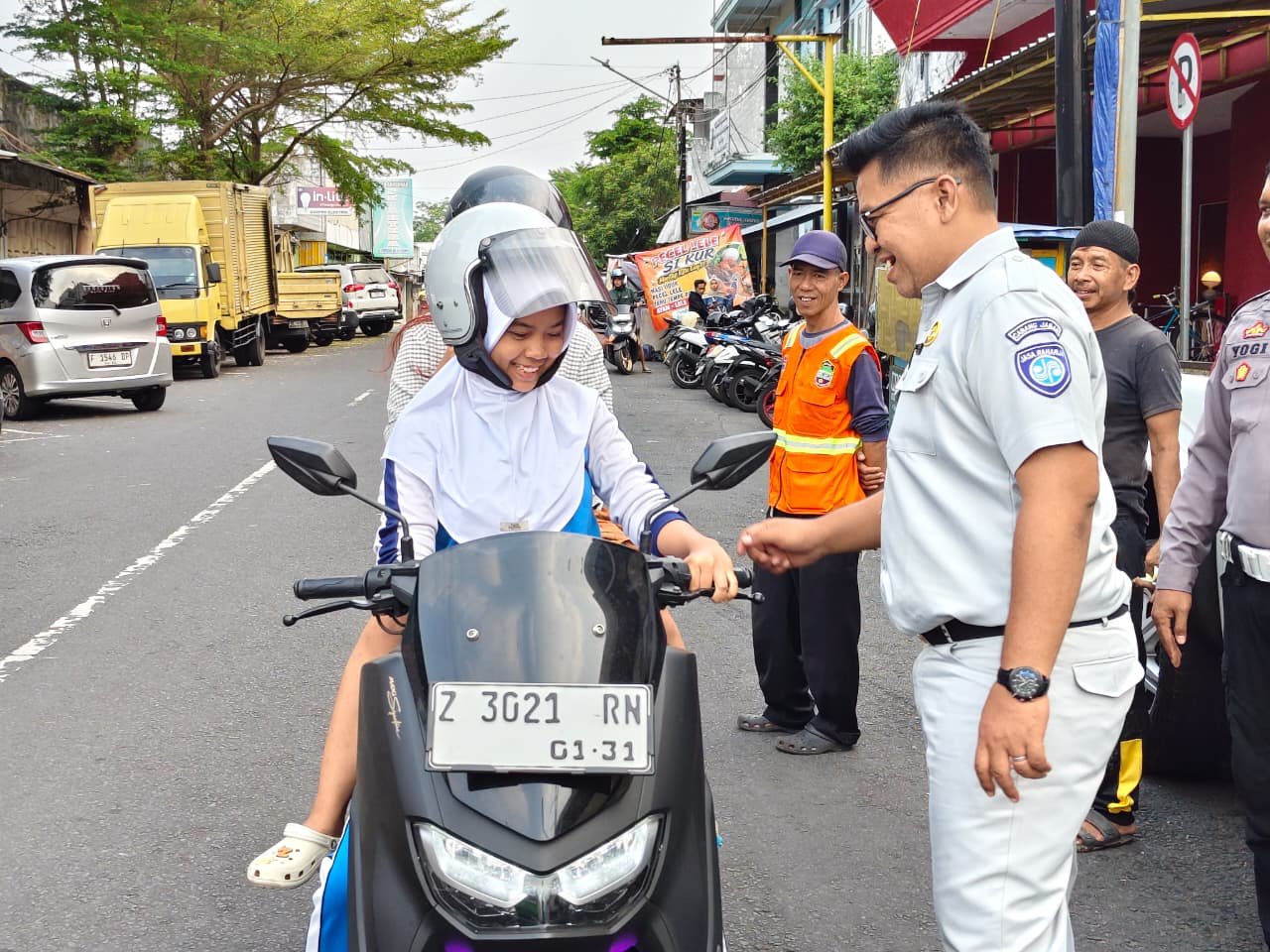 Jasa Raharja Cabang Tasikmalaya Laksanakan Aksi Simpatik dan Pemasangan Spanduk Himbauan Keselamatan di Titik Rawan Kecelakaan