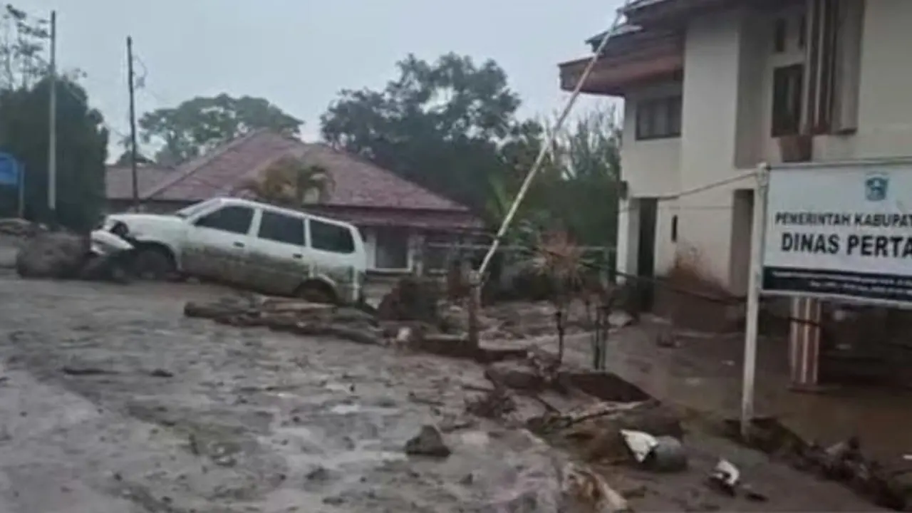 Banjir Bandang di Solok Putus Akses Padang, Pengendara Diminta Lewat Padang Panjang