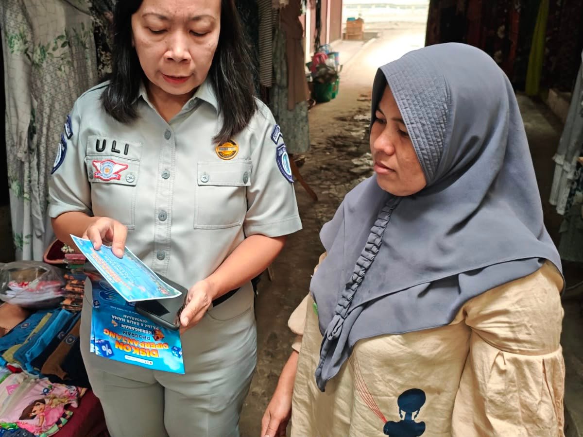 Jasa Raharja dan Tim Samsat Kotabumi Dekatkan Informasi Keringanan Pajak kepada Warga Pasar Central